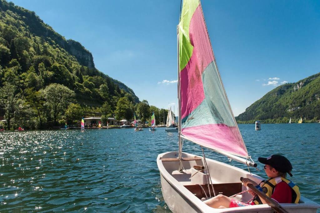 Joli Appartement En Face De Lac Нантюа Екстериор снимка
